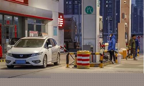 油价上涨开不起车了_油价疯涨开不起车了